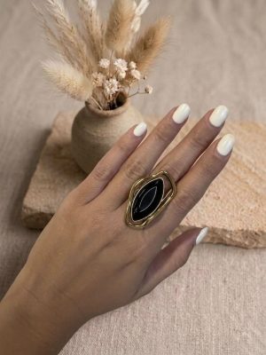 Anillo irregular con piedra negra